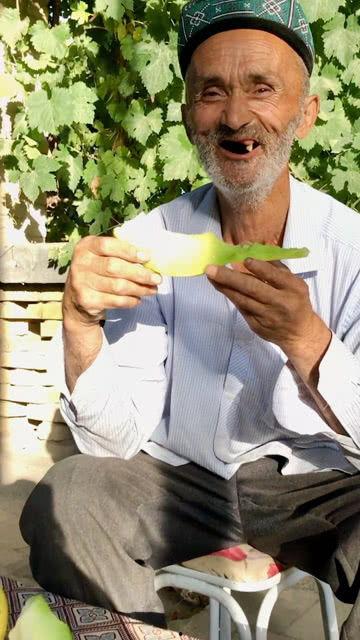老汉在吃瓜